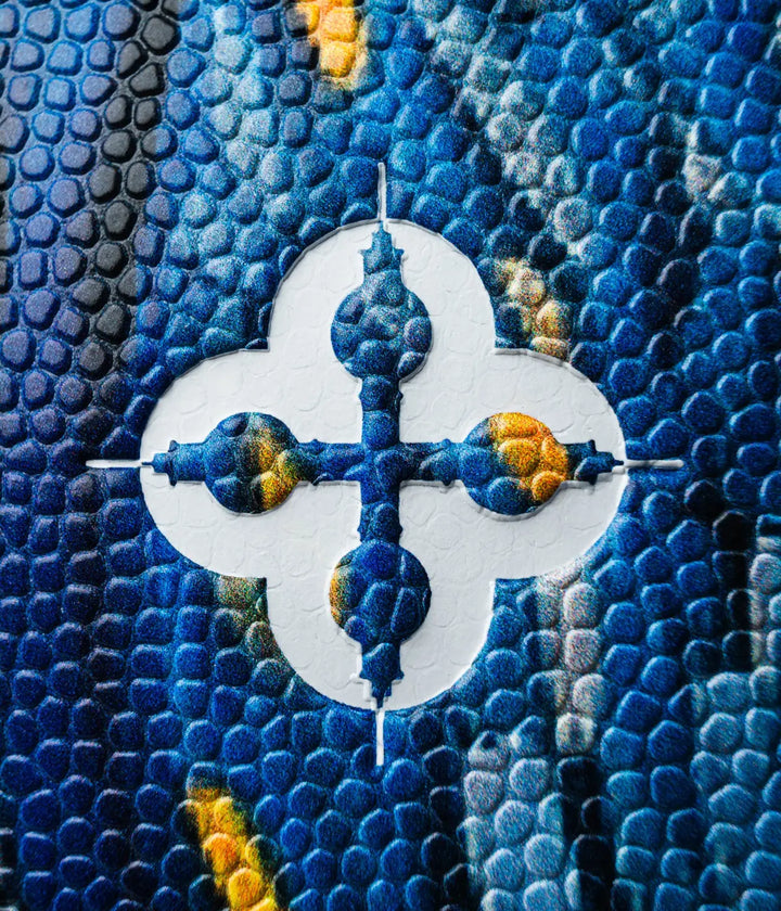 Dettaglio marchio bianco, blu e giallo su palla da basket con disegni dipinto