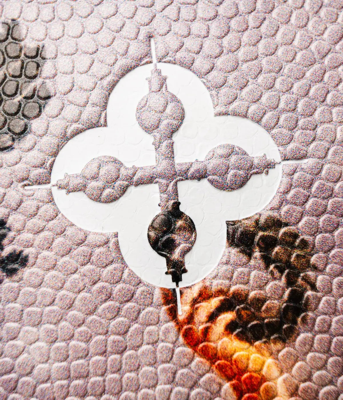 Dettaglio marchio bianco e grigio su palla da basket con disegni dipinti storici. 