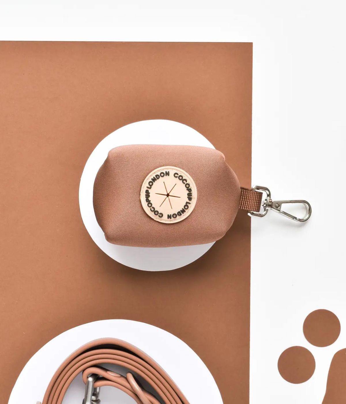 Vista dall'alto del Porta Sacchetti brownie su sfondo marrone.