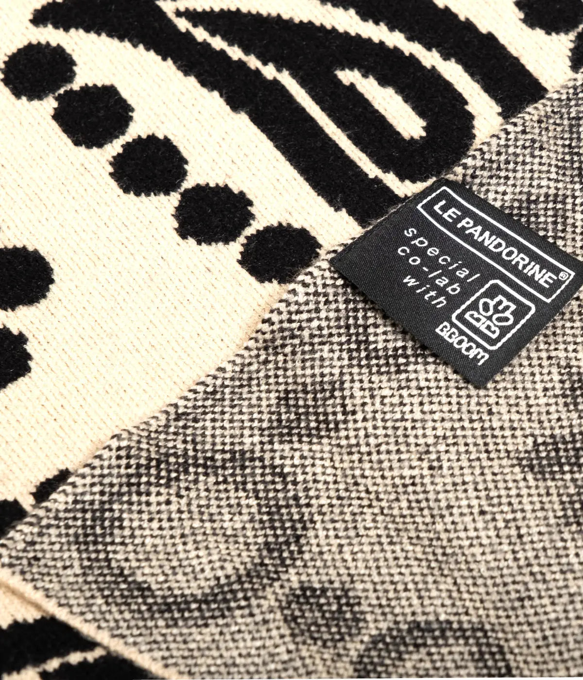 Dettaglio fronte, retro e etichetta nera con marchio bboom e le pandorine. Colore plaid beige