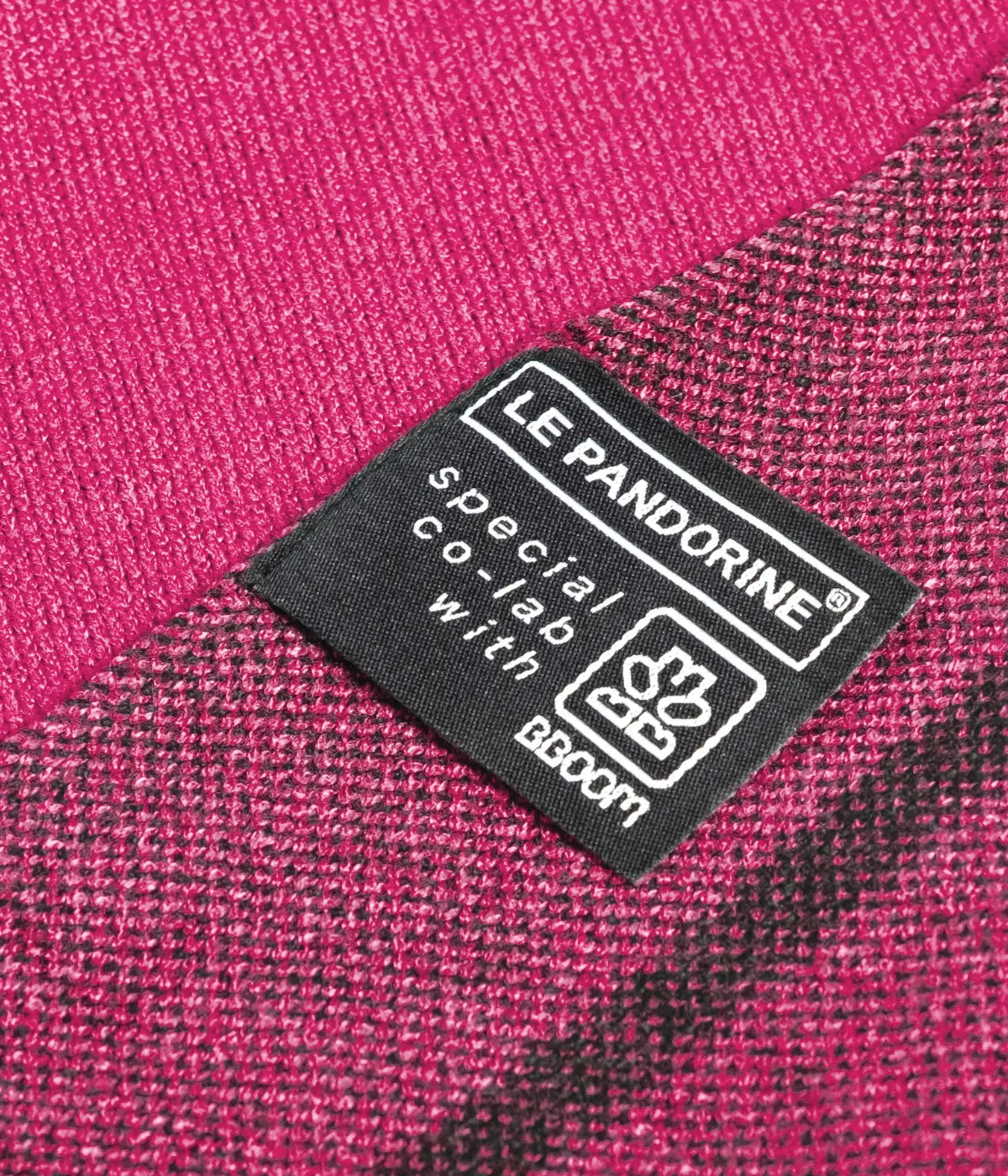 Dettaglio fronte, retro e etichetta nera con marchio bboom e le pandorine. Colore plaid fuxia