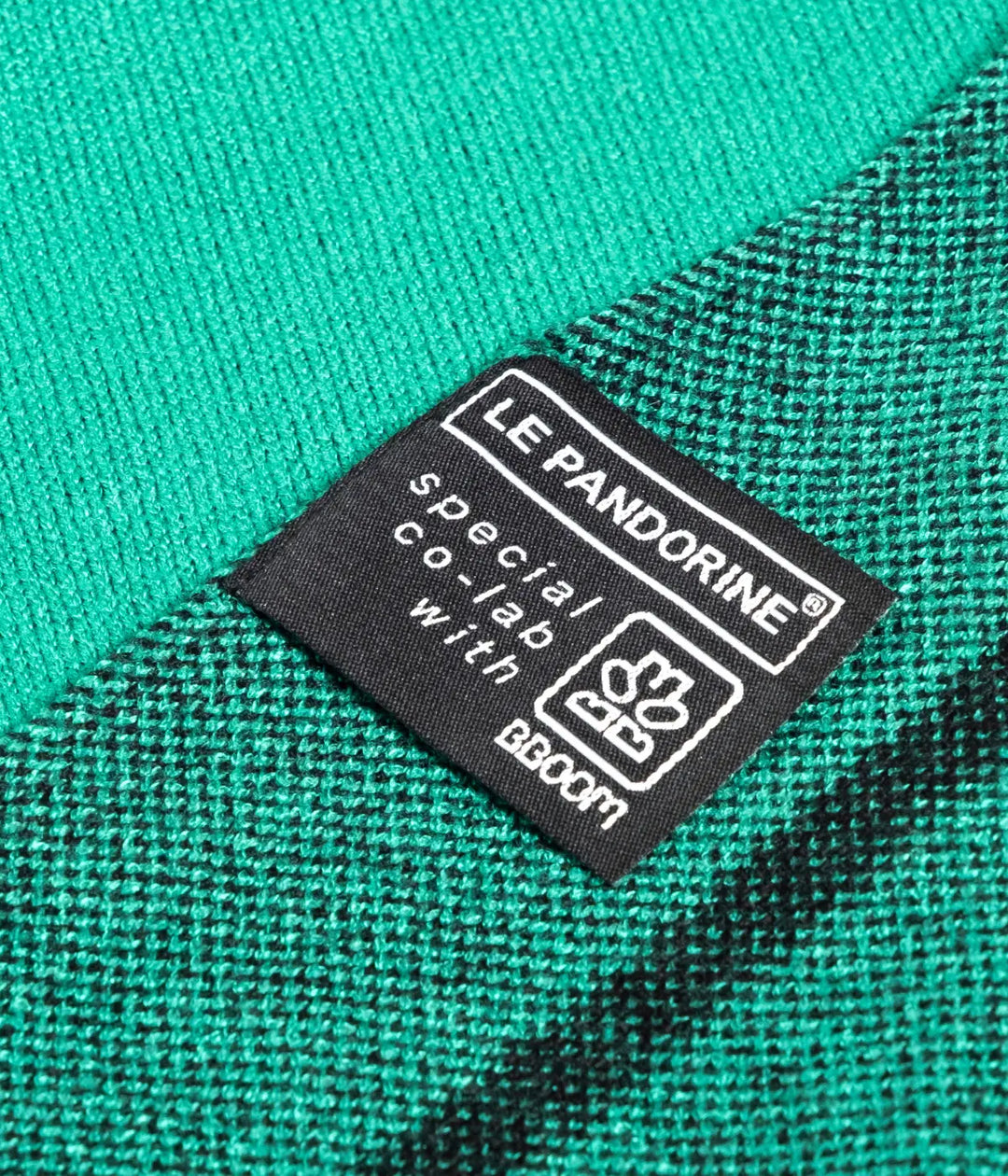 Dettaglio fronte, retro e etichetta nera con marchio bboom e le pandorine.  Colore tessuto verde