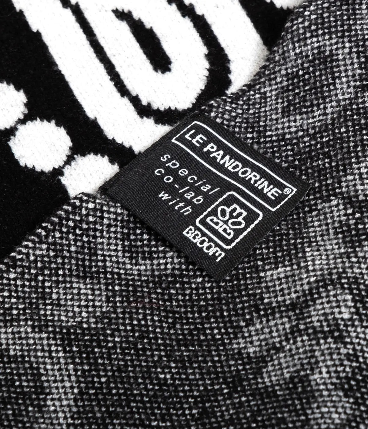 Dettaglio fronte, retro e etichetta nera con marchio bboom e le pandorine. Colore plaid nero 