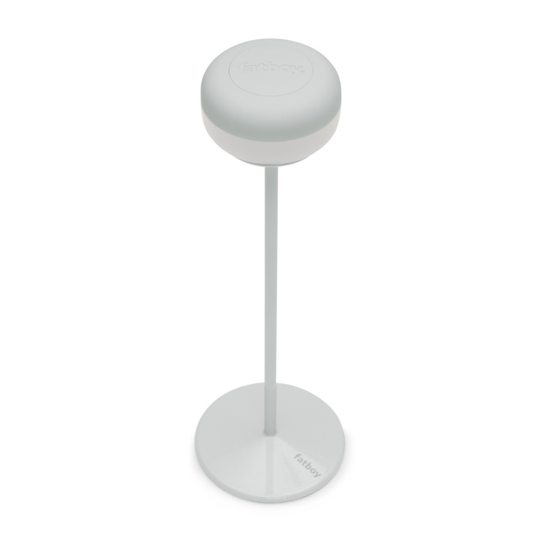 Lampada da tavolo, beige. Parte alta lampadina dimerabile e staccabile per ricarica. Sfondo bianco