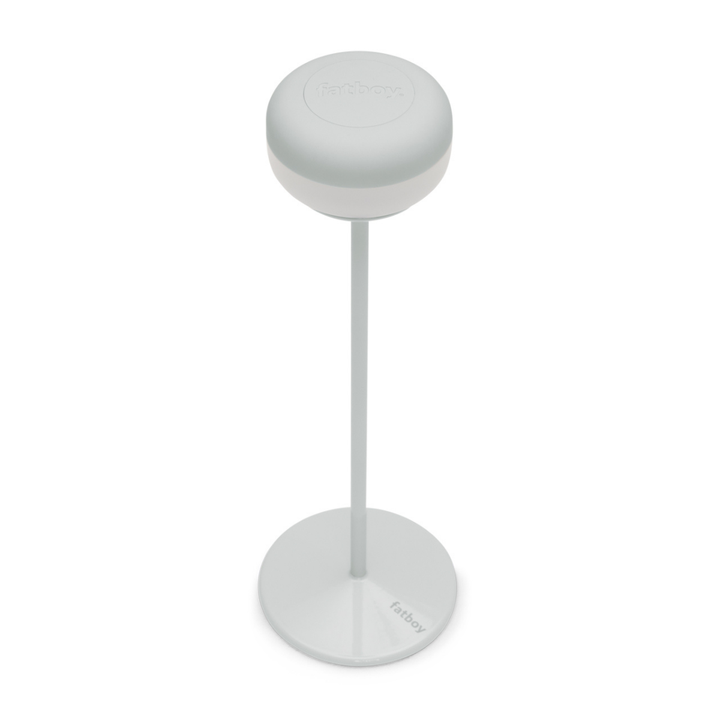 Lampada da tavolo, beige. Parte alta lampadina dimerabile e staccabile per ricarica. Sfondo bianco