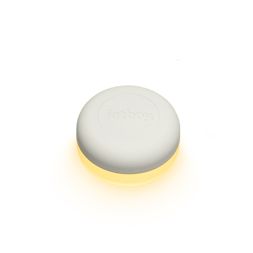 Luce ricaricabile accesa. Parte sopra bianca, sotto trasparente. Luce bianca. Sfondo bianco