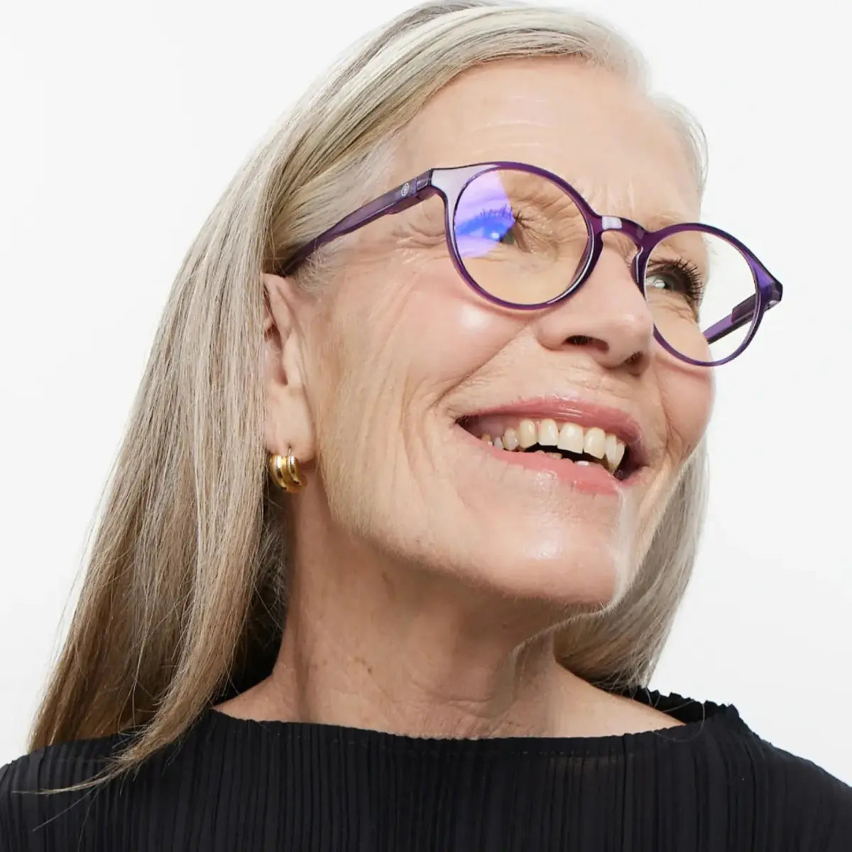 Occhiale finitura viola lucida, con protezione luci blu indossato da donna bionda