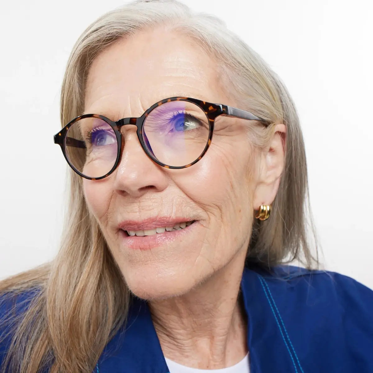 Occhiale marrone design tartaruga finitura lucida, con protezione luci blu indossato da donna mora.