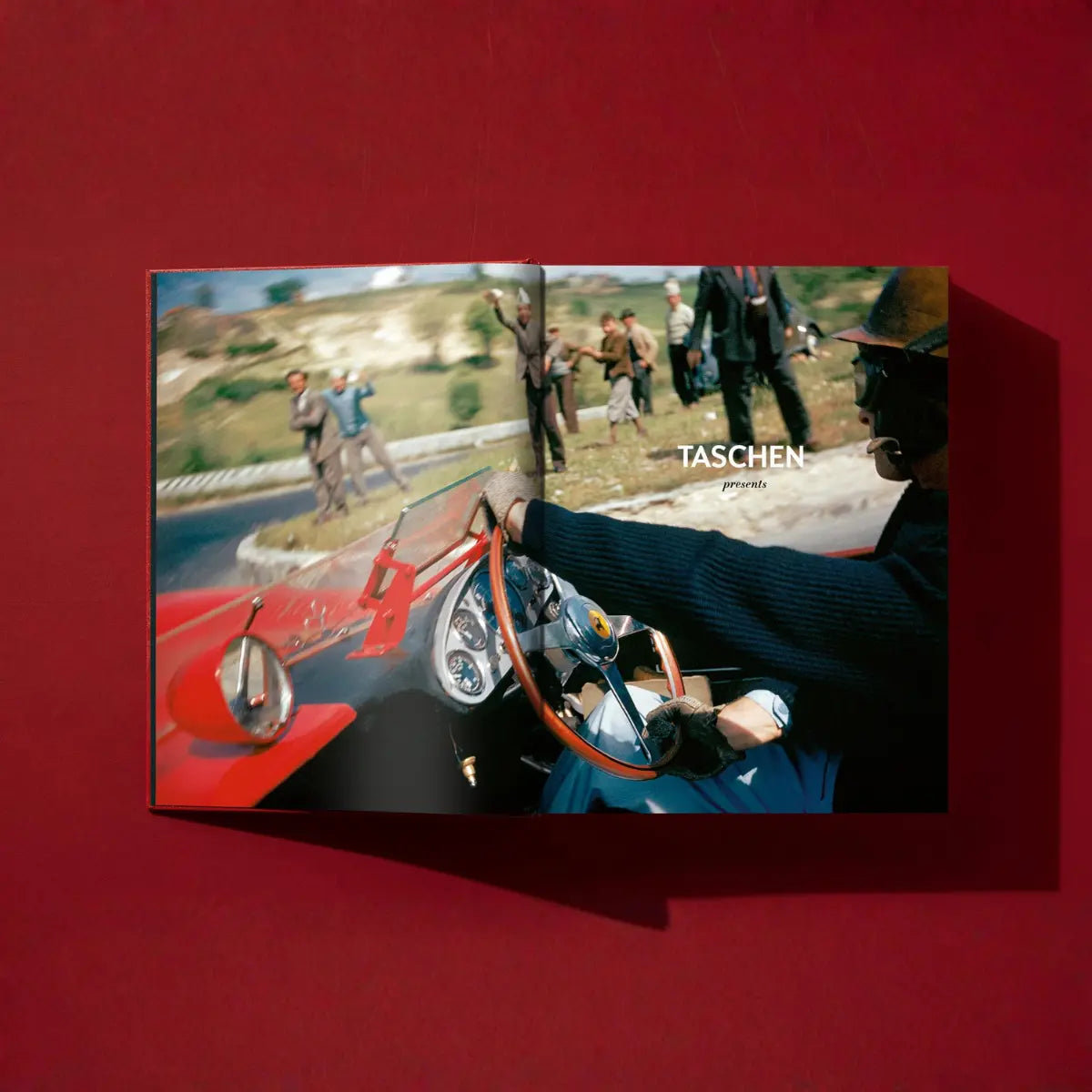 Due pagine del libro Ferrari di Taschen. Numerose foto e brevi testi