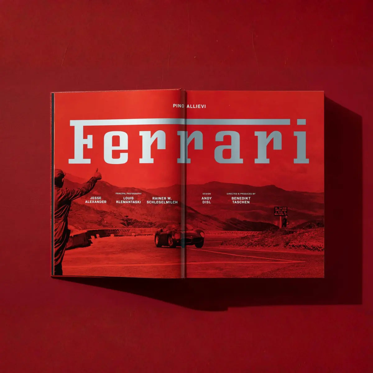 Due pagine del libro Ferrari di Taschen. Numerose foto e brevi testi