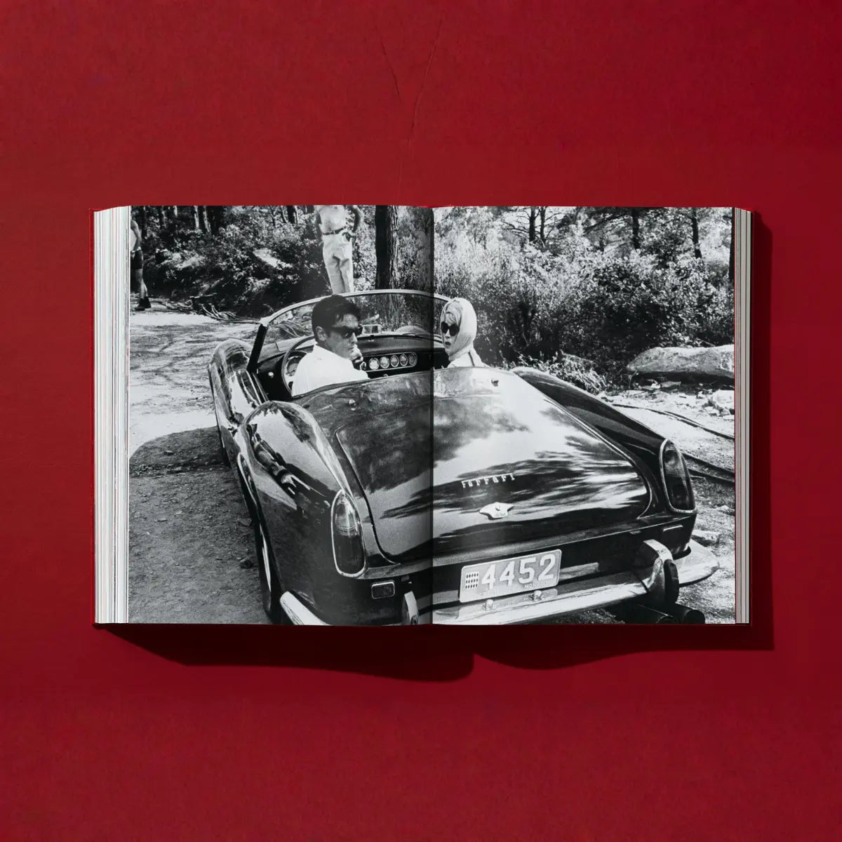 Due pagine del libro Ferrari di Taschen. Numerose foto e brevi testi