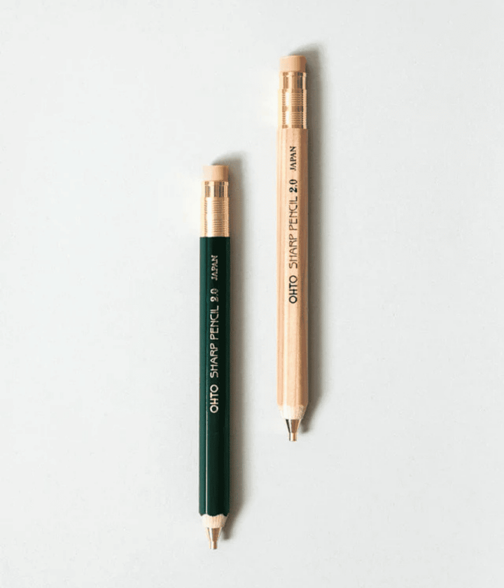 Matita Verde e Naturale con scritta Ohto, Japan, 2.0, Sharp Pencil. Immagine su sfondo bianco.