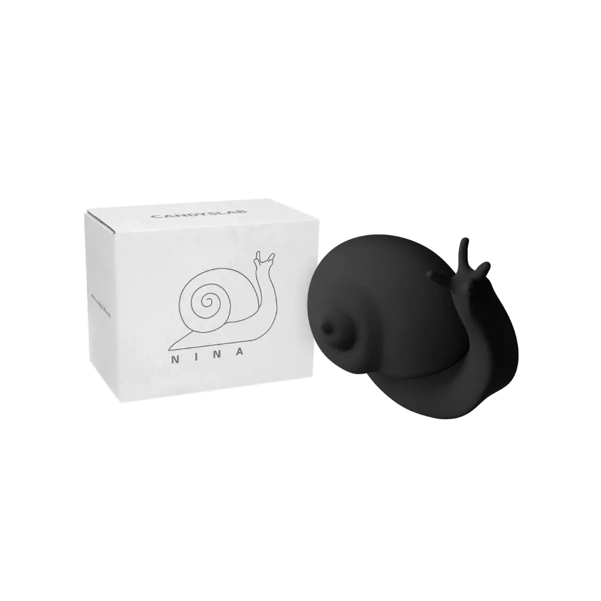 Confezione bianca con scritte e disegni neri. Accanto posizionato il fermalibri a forma di lumaca nero opaco. Sfondo bianco 