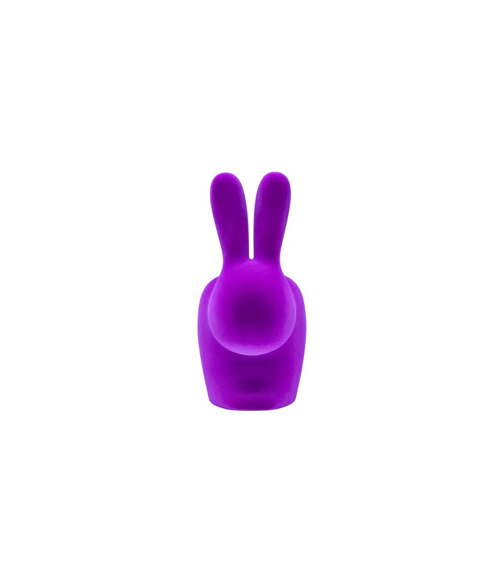 Fermaporta o fermalibro viola in velluto a forma di coniglio. Immagine su sfondo bianco
