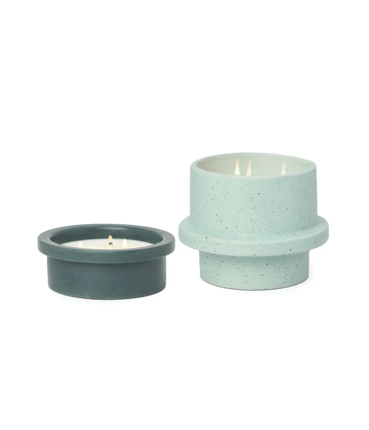 Candela Folia alta azzurro chiaro abbinata con la candela blu scuro più bassa su sfondo bianco