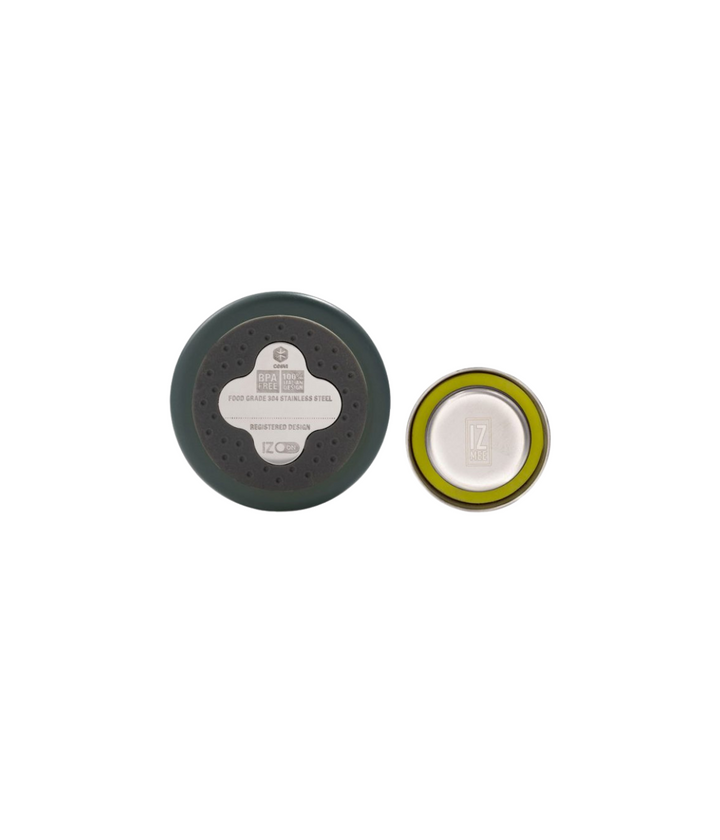 Dettaglio del fondo antiscivolo in silicone e del fiore in acciaio effetto specchio della borraccia IZMEE.