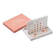 Gioco in legno forza quattro con dettagli rosa.Sfondo bianco