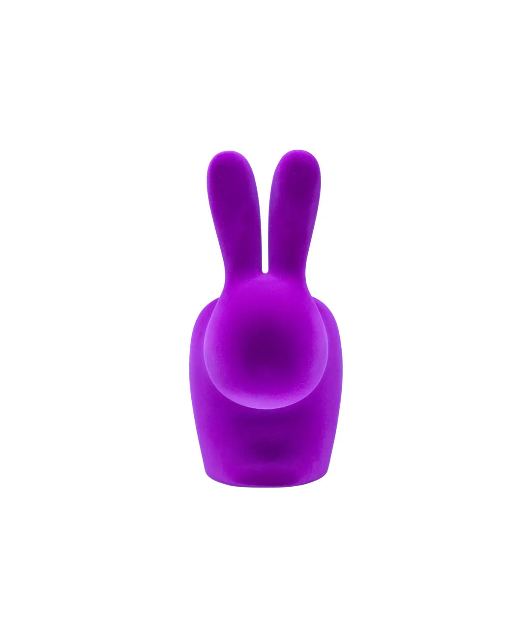 Sedia a forma di coniglio in velluto color viola. Immagine su sfondo bianco