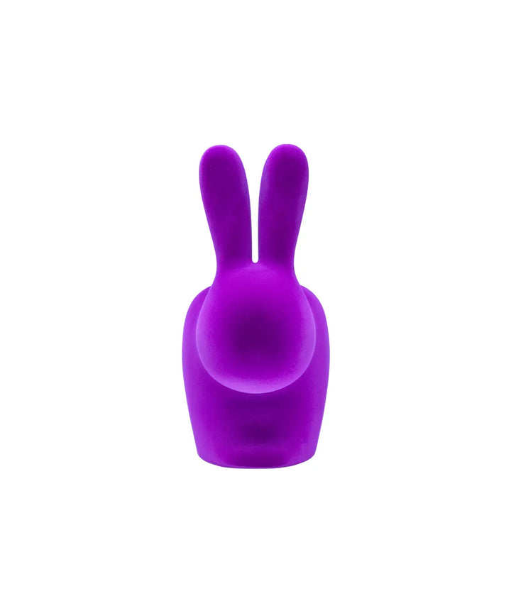 Sedia a forma di coniglio in velluto color viola. Immagine su sfondo bianco