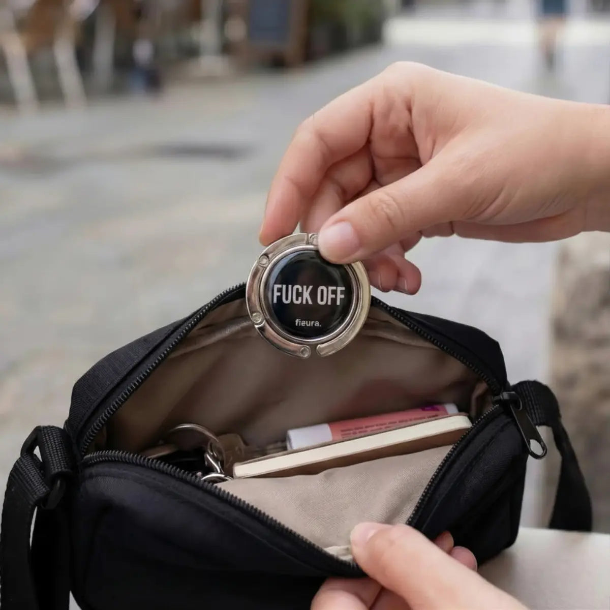 gancio fuck off richiuso e  compatto inserito in una borsa piccola.