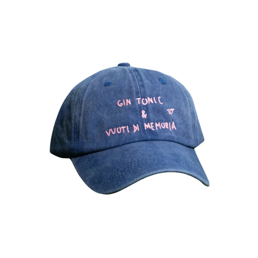 Cappellino Linea Daria jeans con la scritta gin tonic e vuoti di memoria 