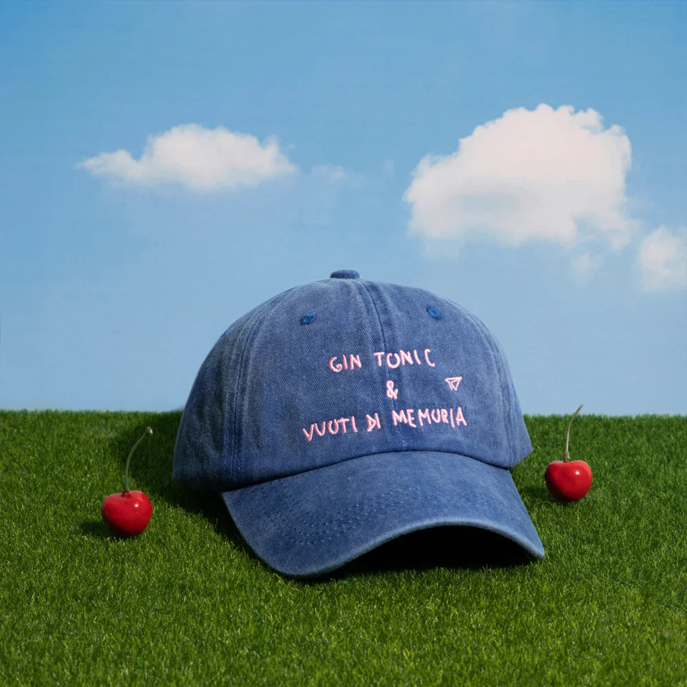 Cappellino Linea Daria jeans con la scritta gin tonic e vuoti di memoria 