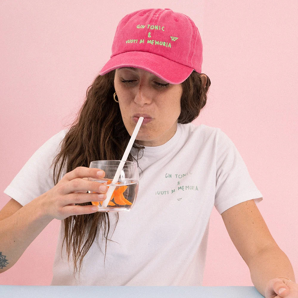 Cappellino Linea Daria fucsia con la scritta gin tonic e vuoti di memoria in verde acido