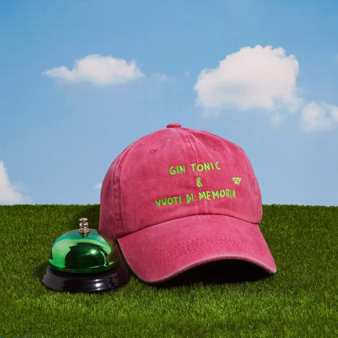 Cappellino Linea Daria rosa con la scritta gin tonic e vuoti di memoria 
