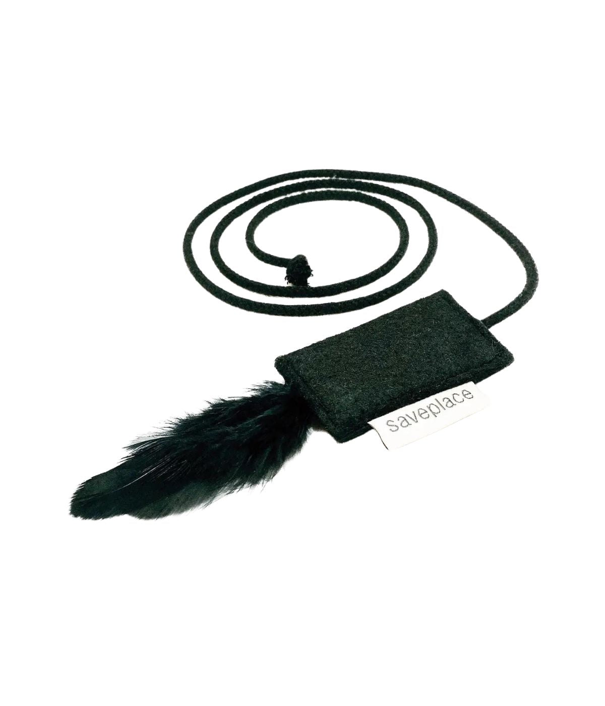 Giocattolo per gatti con lunga coda in corda nera e piume, cordino elastico. Sfondo bianco