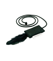 Giocattolo per gatti con lunga coda in corda nera e piume, cordino elastico. Sfondo bianco