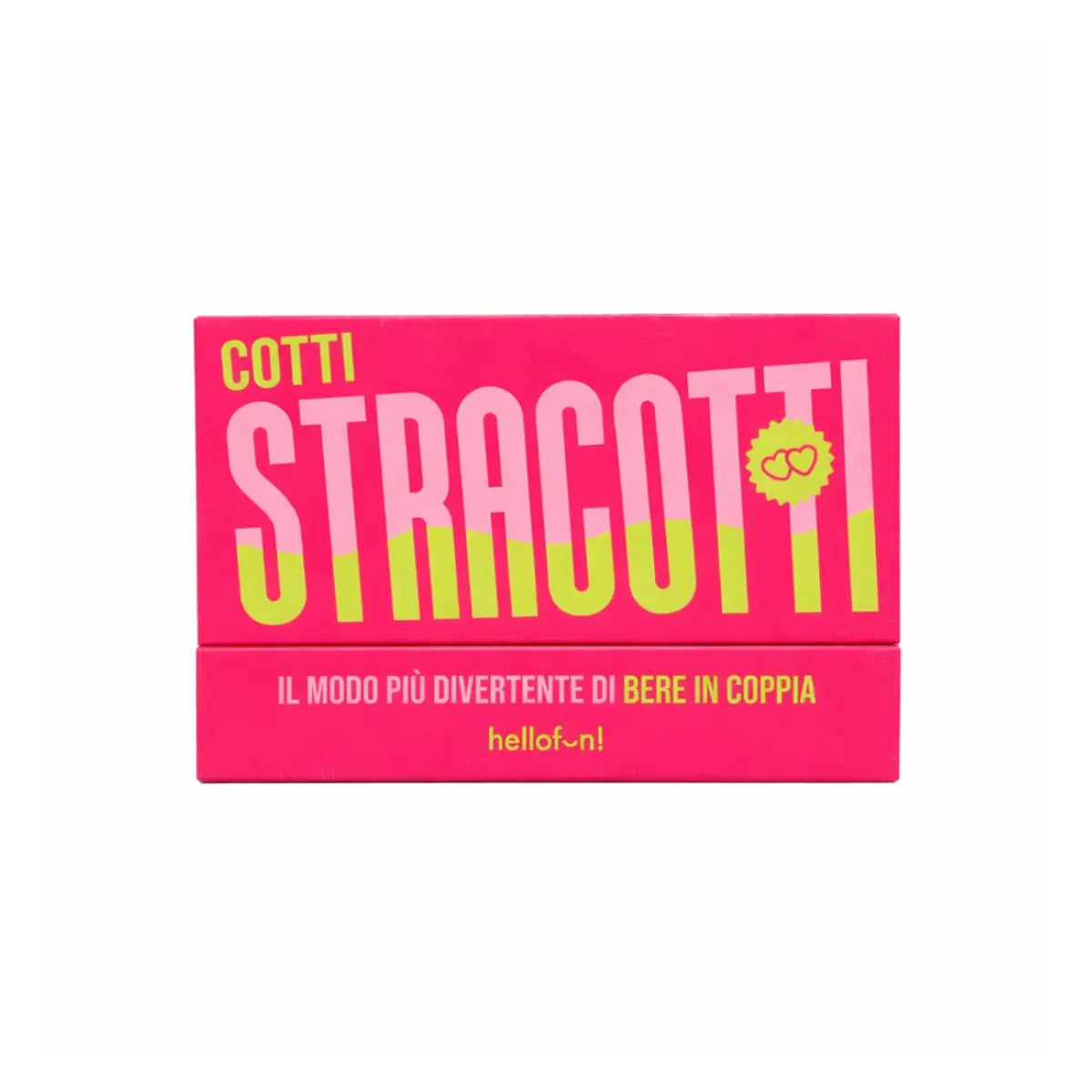 Confezione del gioco da tavolo Stracotti. Scatola fucsia con scritte rosa e verde acido. Sfondo bianco
