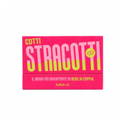 Confezione del gioco da tavolo Stracotti. Scatola fucsia con scritte rosa e verde acido. Sfondo bianco