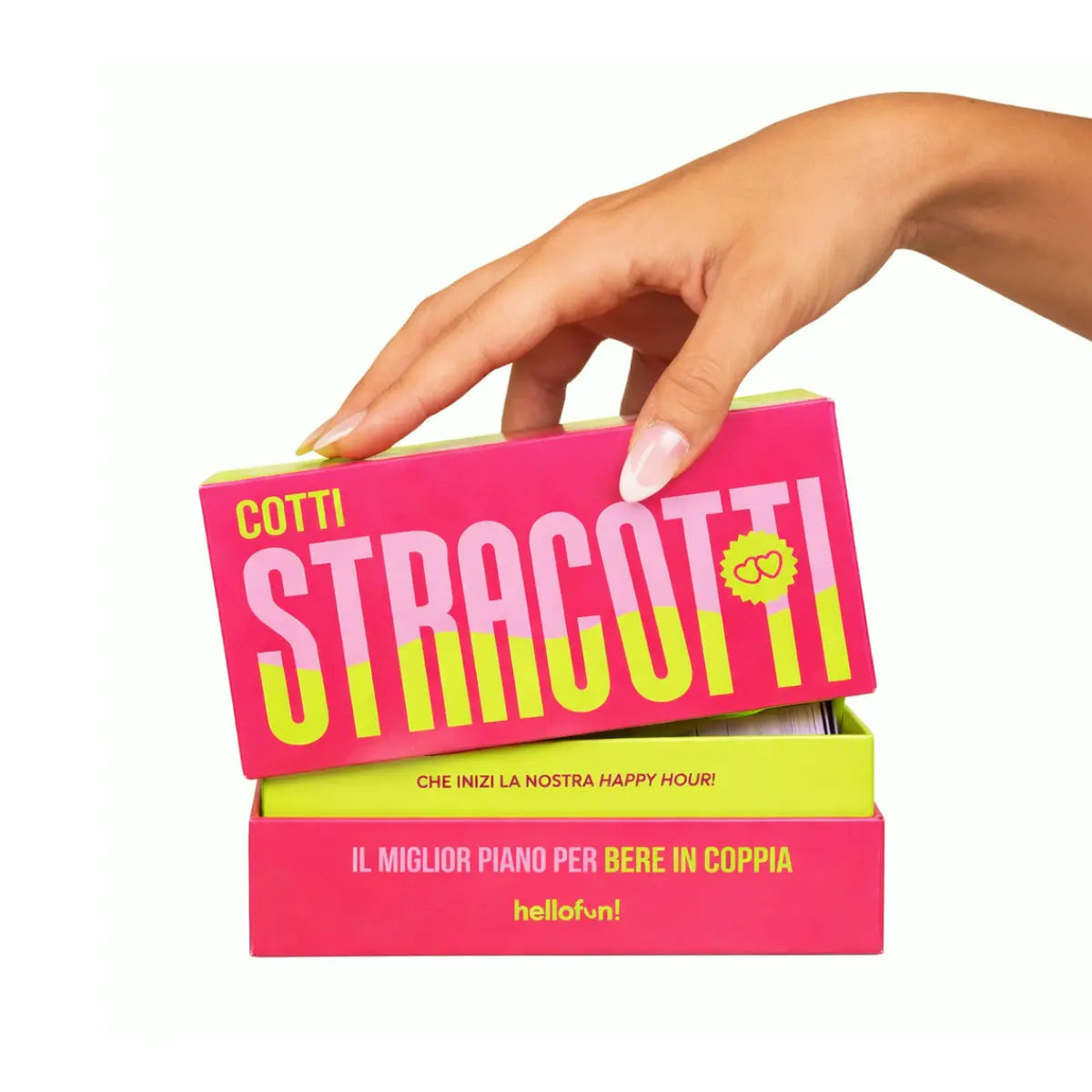 Mano che alza il coperchio del gioco da tavola stracotti. Sfondo bianco 