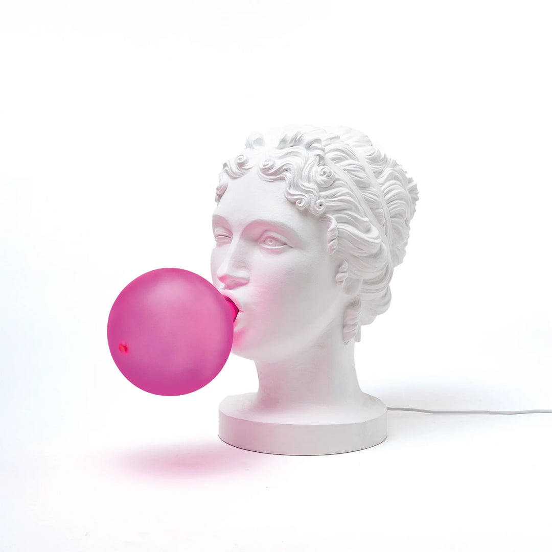La lampada Grace di Seletti che rappresenta una dea che fa l'occhiolino e una bolla con la chewing gum