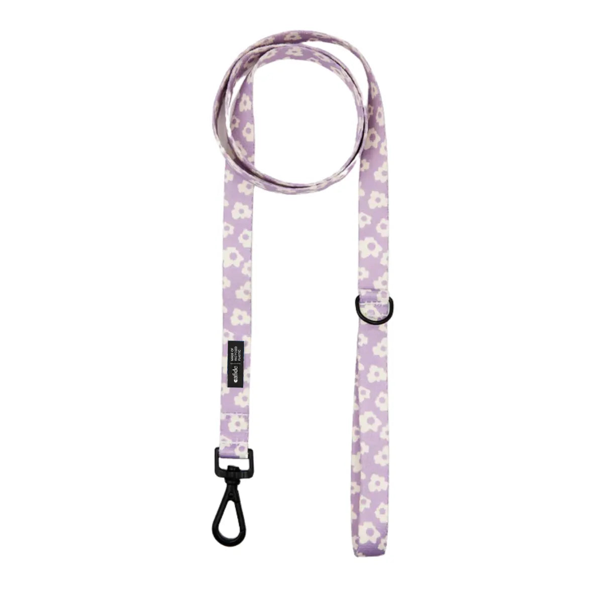 Guinzaglio in tessuto viola con fiori bianchi. Moschettoni e hardware in metallo nero. Sfondo bianco