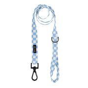 Un guinzaglio a quadretti bianco e blu. Ganci e fibbie nere. Immagine su sfondo bianco