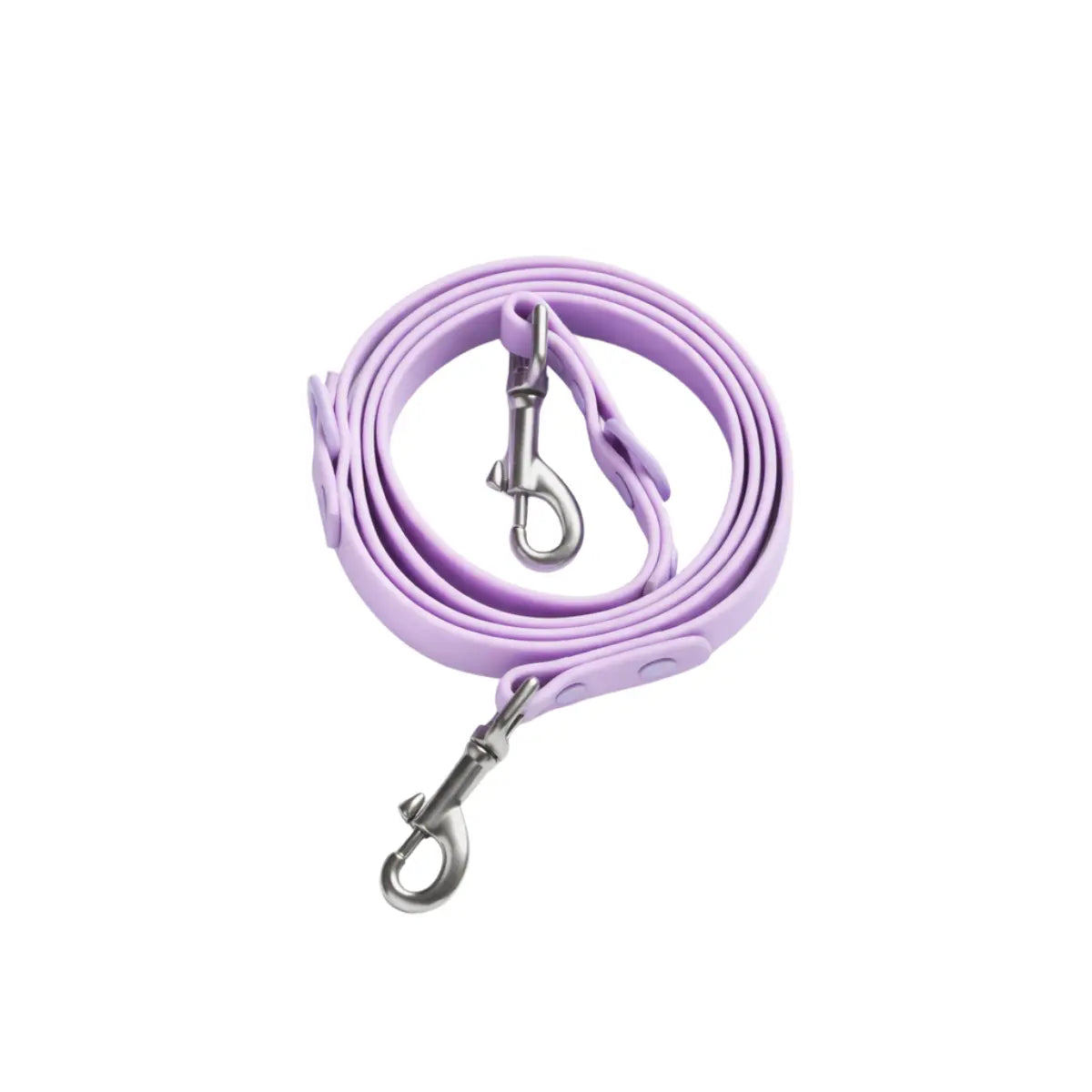 Guinzaglio per cane viola arrotolato su una superficie bianca con moschettoni in acciaio.