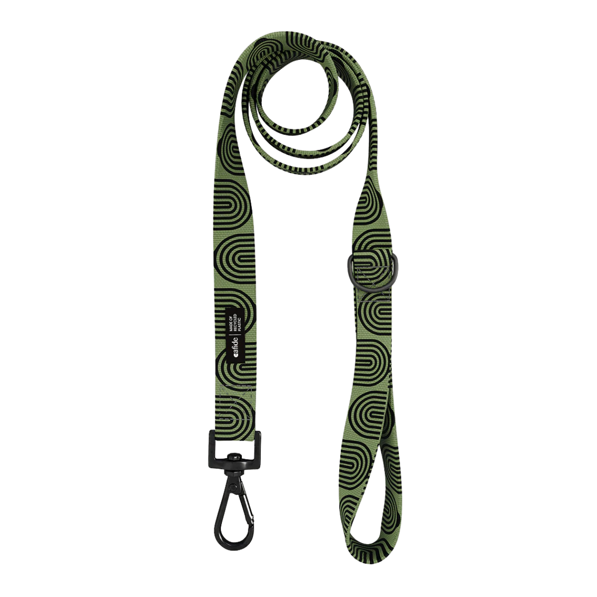 Un guinzaglio verde con disegni neri ad arco. Ganci e fibbie nere. Immagine su sfondo bianco