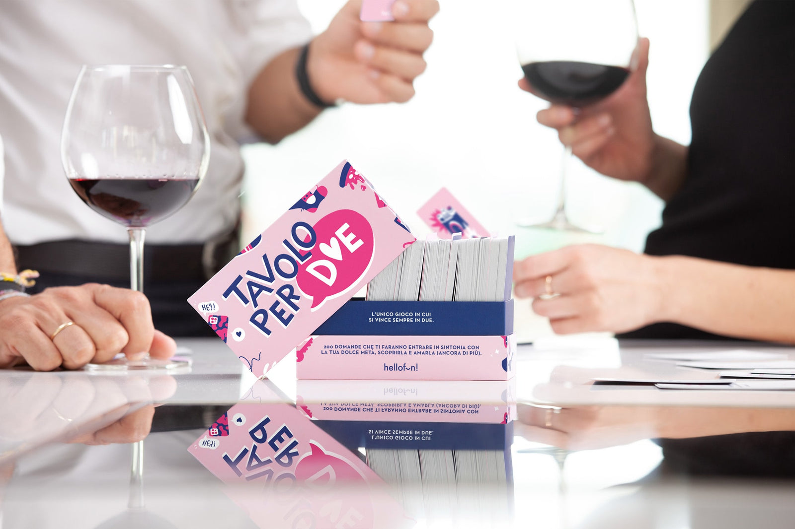 Persone che giocano con il ioco di carte da tavolo per adulti. Gioco Tavolo x 2 