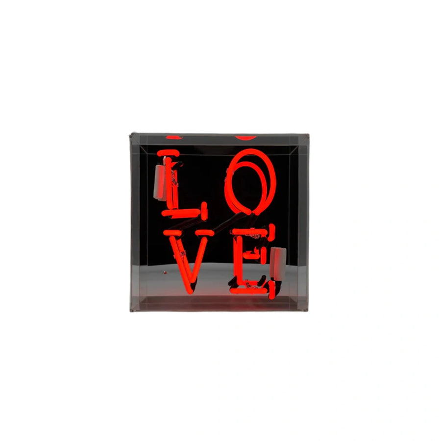 insegna neon love rossa, con specchio, su sfondo bianco