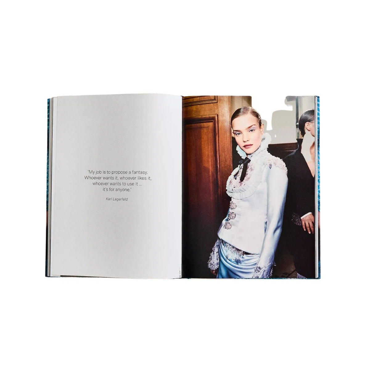 Pagine libro: una con frase di Karl Lagerfeld e una con modella vestita di bianco. Sfondo bianco