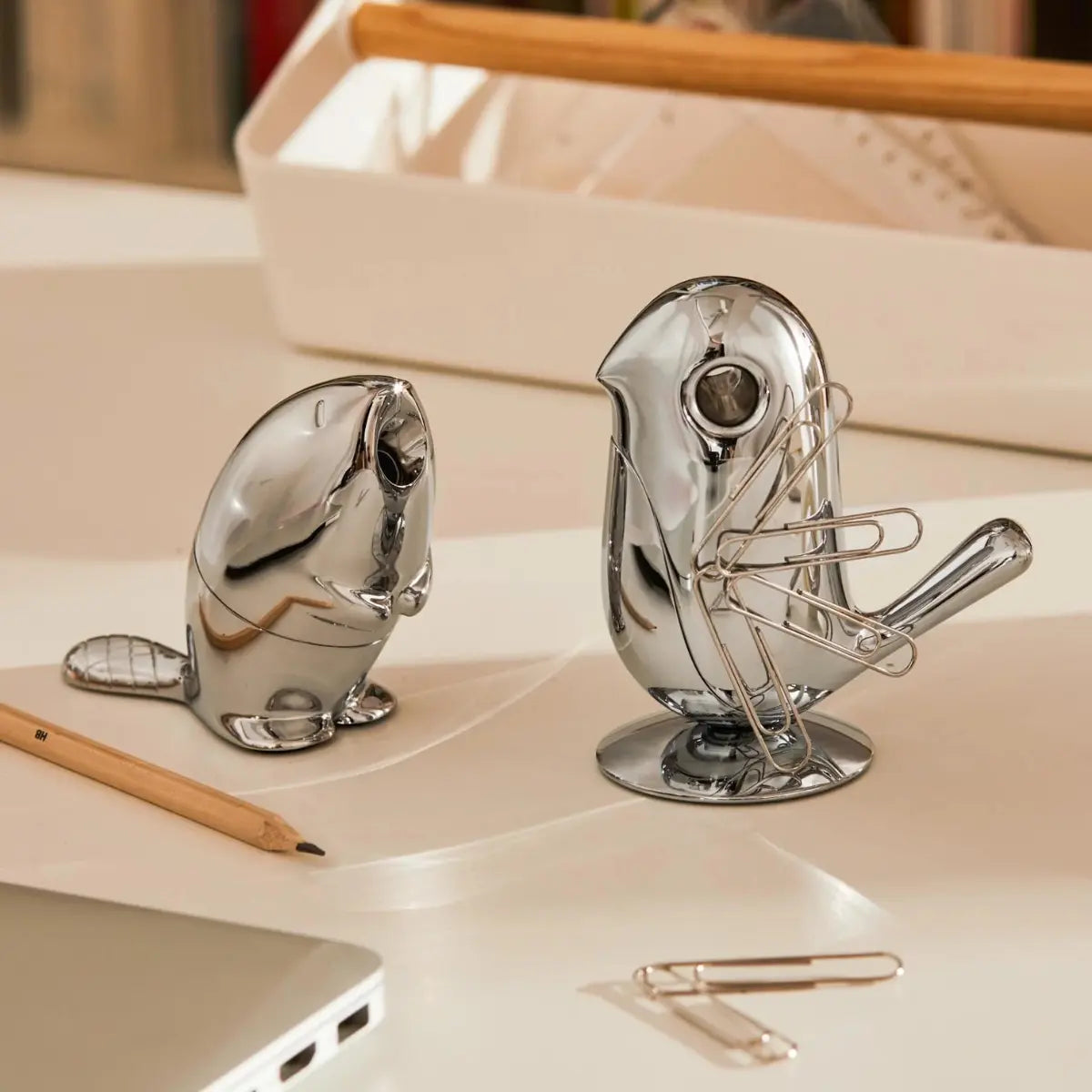 Il temperamatite Kastor di Alessi su una scrivania 