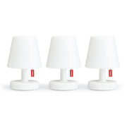 Tre lampade bianche, con antiscivolo e etichetta Fatboy rossa. Sfondo bianco