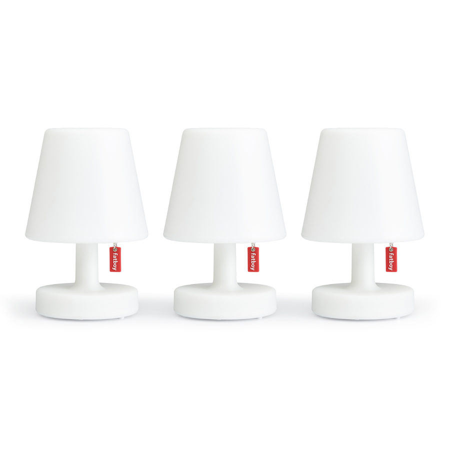 Tre lampade bianche, con antiscivolo e etichetta Fatboy rossa. Sfondo bianco