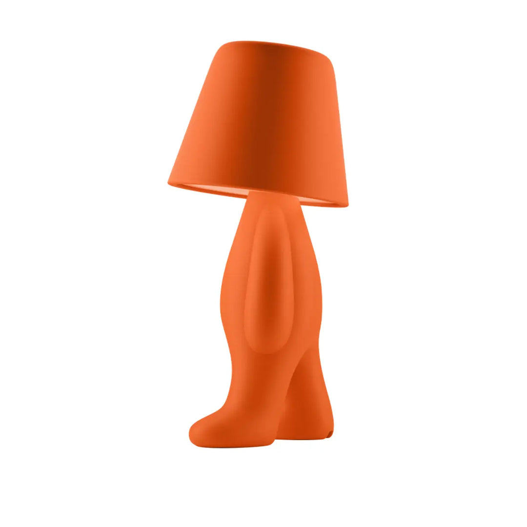 Lampada arancione a forma di personaggio in piedi con testa a forma di paralume Qeeboo vista profilo