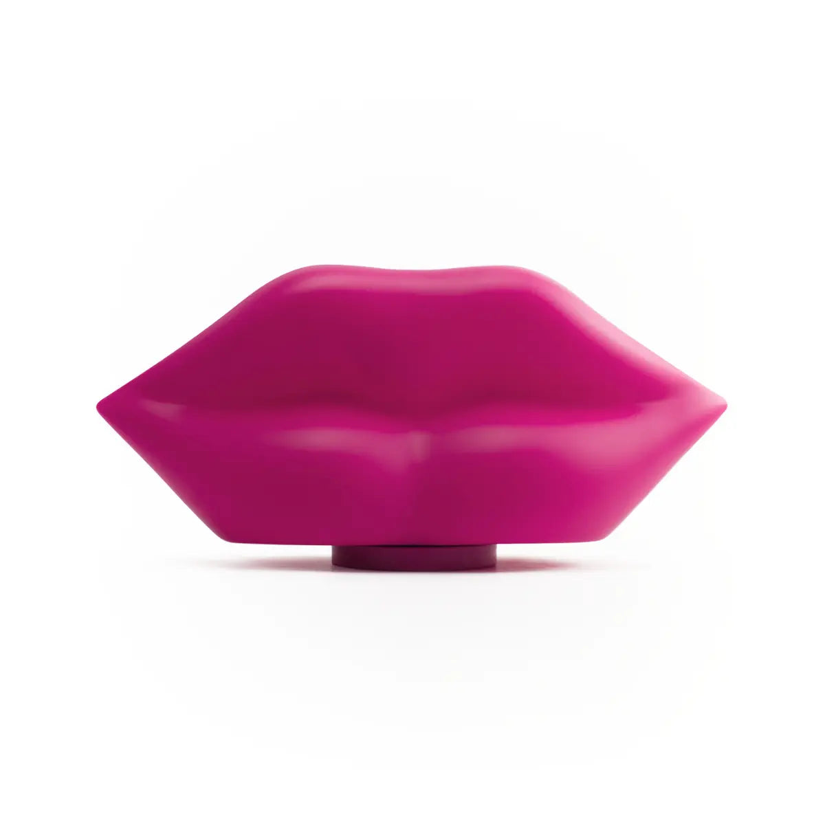 Lampada da tavolo fucsia a forma di labbra. Appoggiata su una base di ricarica wireless. Sfondo bianco
