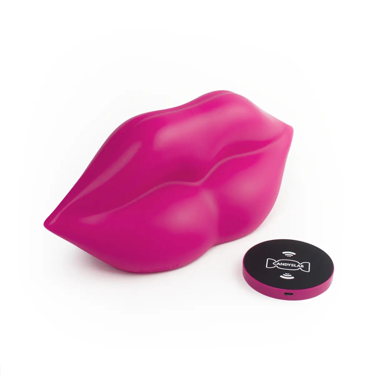 Lampada da tavolo fucsia a forma di labbra. Appoggiato accanto alla lampada c'è la base di ricarica wireless. Sfondo bianco