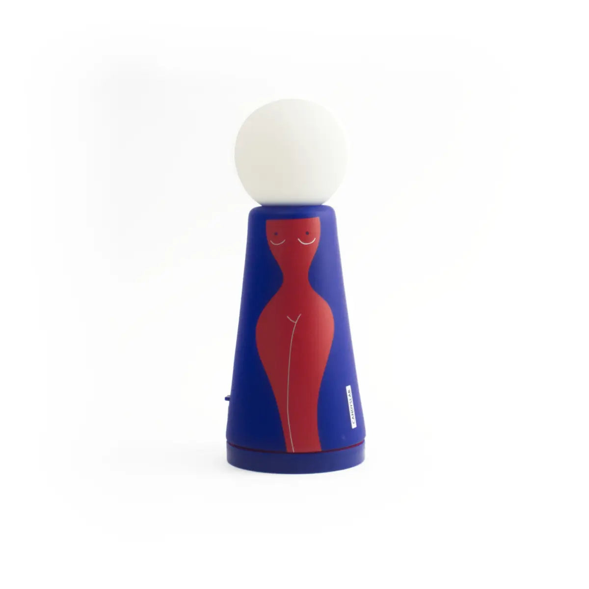 Lampada da tavolo Eva a forma conica con sfera luminosa. Base blu com figura femminile rossa. Sfondo bianco 