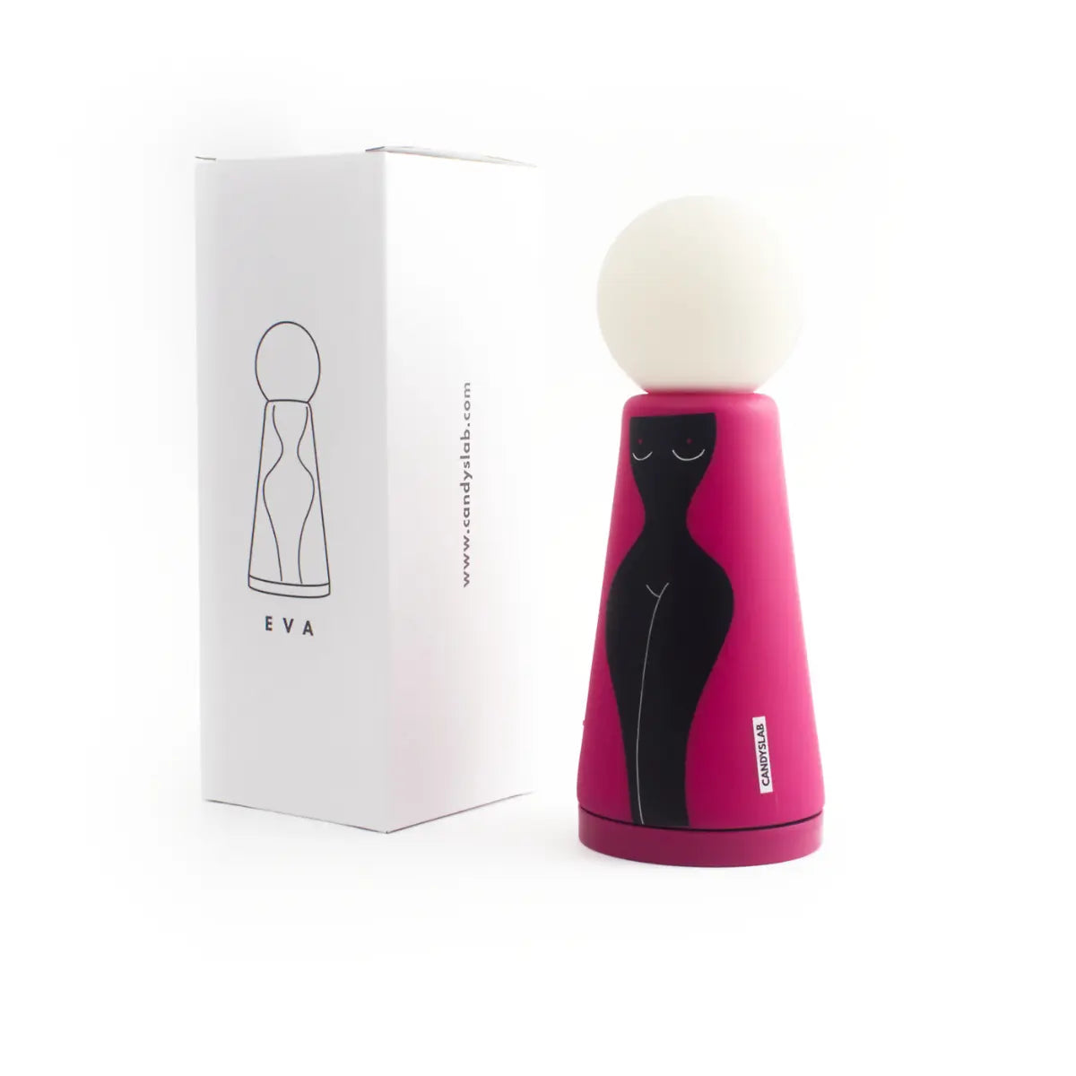 Confezione bianca con scritte e disegni neri. Accanto posizionata la lampada da tavolo Eva nella versione con sfondo fucsia e figura nera. Sfondo bianco 