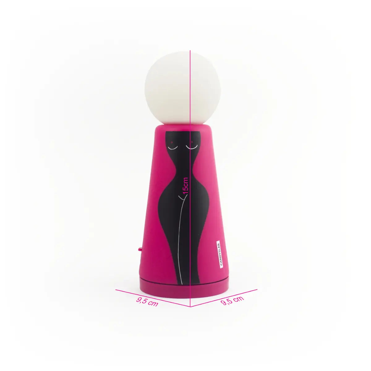 Lampada da tavolo a forma conica con sfera luminosa. Base fucsia com figura femminile nera. Sono segnate le misure della lampada con linee e scritte fucsia. Sfondo bianco 